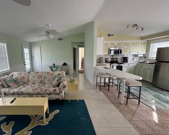 Island Cottage-boat ramp end of street! Walk to Jug Creek Marina! - Bokeelia - Living room