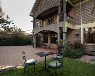 Korona Villa Bed & Breakfast - Arusha - Patio