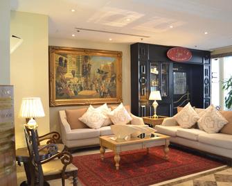 Sheraton Al Khalidiya Hotel - Абу-Дабі - Вітальня