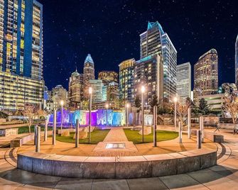 Spacious 2 Bedroom 2 Bathroom Apartment with Balcony in Uptown Charlotte! City Views & Free Parking! - Charlotte