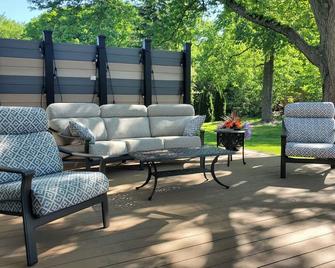 Outdoor Oasis! Lots of Amenities - West Bloomfield - Patio