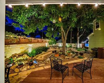 Garden Oasis Home with Hot Tub, Game Room, Full Kitchen - Kerrville - Patio