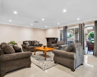 Grand Monthly Rental Villa close to Fashion Mall - Woodland Hills - Living room