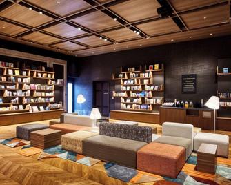In The Library Hotel And Books Tokorozawa - Tokorozawa - Lounge