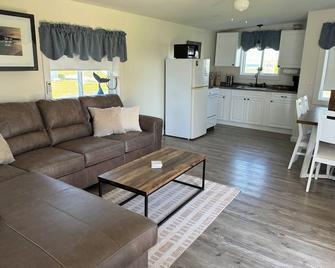 Quaint, family friendly Beach house for 4 - Dartmouth - Living room