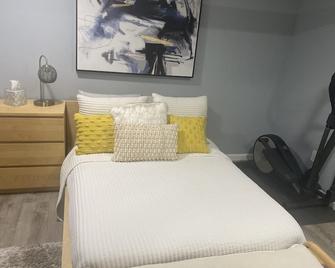 The hide out, free loaner car with +nights booking - Hempstead - Schlafzimmer