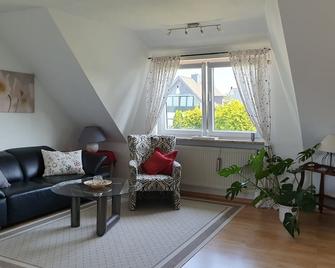 Nice Apartment In A Quiet Residential Area - Osdorf - Wohnzimmer