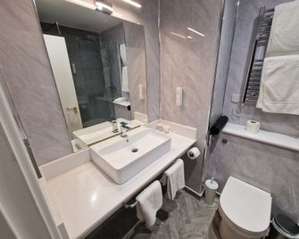 Comfort Inn Arundel - Arundel - Bathroom