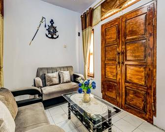 Hotel O Desa Wisata Santanamekar - Tasikmalaya - Living room