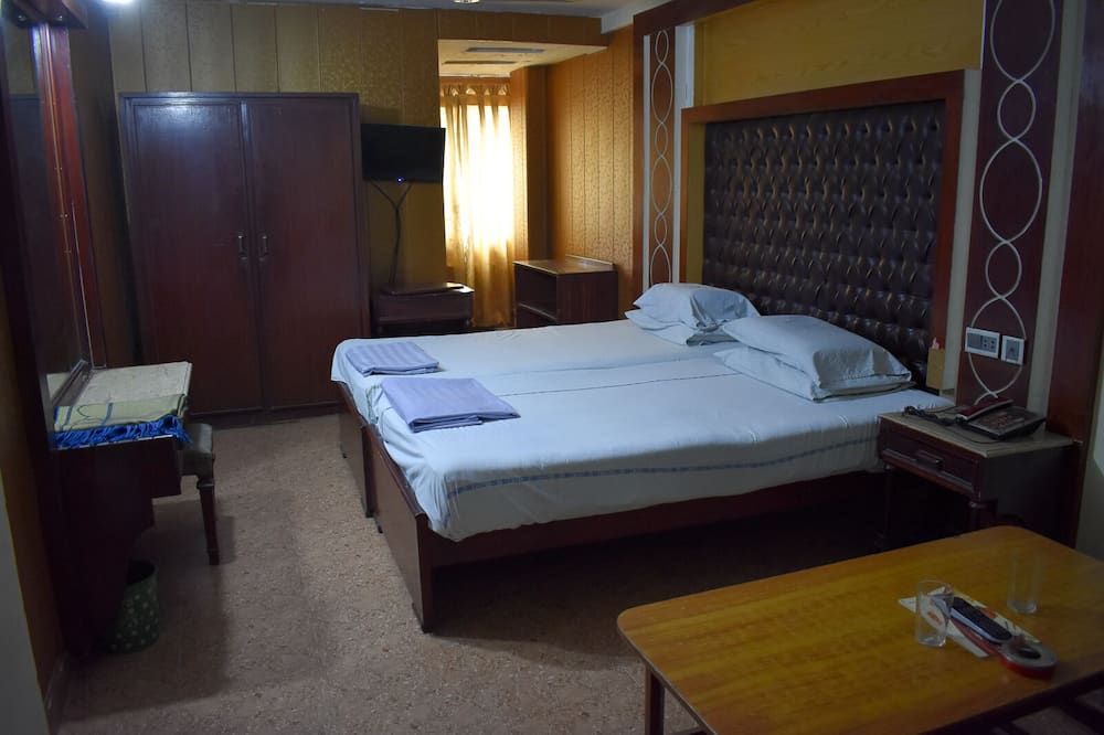 National Hotel thumbnail 2