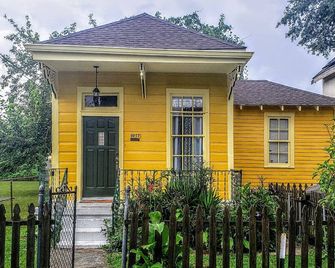 Quaint 1930s Algiers Shotgun- 6 Min. Ferry from the French Quarter! - New Orleans - Building