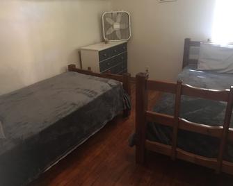 Nice Quiet 2 Bedroom In Walking Distance To Everything - South Haven - Camera da letto