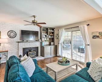 1 Mi to Main Street Sutter Creek Poolside Oasis! - Sutter Creek - Living room