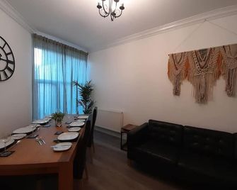 Spacious 5-bed House - Sleeps 10, Garden & Parking - Manchester - Essbereich
