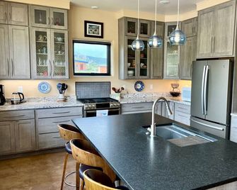 Vini's Place- A Cool Creek Retreat Pet Friendly and Fully Wheelchair Accessible! - Mesa - Cocina