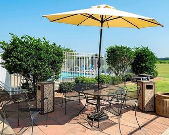 Affordable Stay at Knights Inn Bunkie! Pool, Free Parking, Free Breakfast - Bunkie - Patio