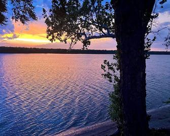 Havana Lakeside Escape- Private Beach & Game Room! - Havana