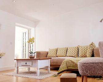 'Little Eaton Margate' Perfectly located Town House by the Sea, with FREE parking! - Canterbury - Huiskamer
