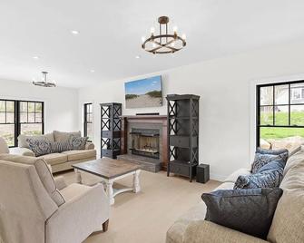 Stylist East Hampton Home - East Hampton - Living room