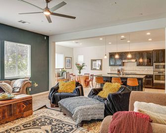 Rio Bravo Country Club Home in Bakersfield w/ Pool - Bakersfield - Salon