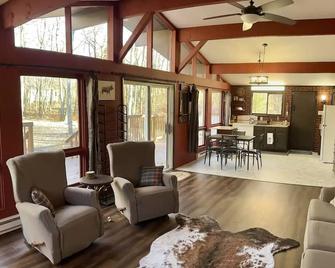 City Escape: Cozy 2 bedroom Chalet in Jim Thorpe - Jim Thorpe - Living room