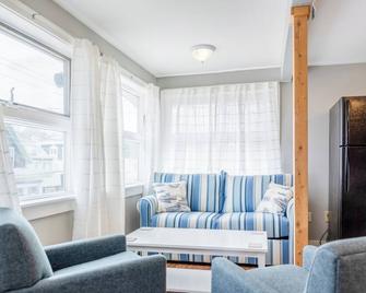 Bar Harbor Main Street Apartments - Bar Harbor - Living room