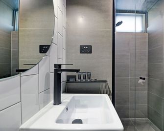 Cbd Motor Inn - Coffs Harbour - Bathroom