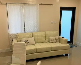 Everything is pretty much walking distance which is odd for Miami - ハイアレア - リビングルーム