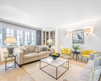 Exclusive 3Bd House in Belgravia with Private Garage, Terrace and Balcony - London - Living room