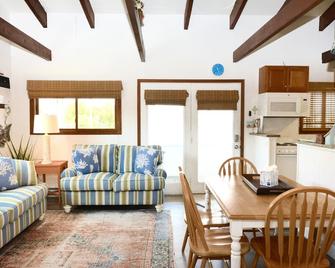 Steps to the Beach! Downtown Dewey Beach Condo Sleeps 6/Parking - Dewey Beach - Restaurant