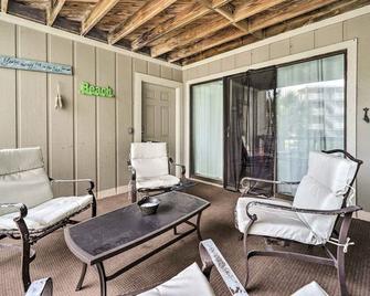 Coastal Condo with Pool Access - Steps to Beach - Carolina Beach - Living room
