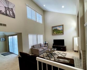 2 Bed, Condo in Irvine near parks and lakes! - Irvine - Living room