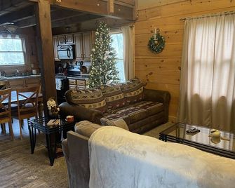 Hoot Owl Cabin - Your home away from home! - Bloomington - Living room