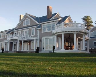 Luxury Beachfront Estate - Private Heated Pool - York Harbor - Будівля