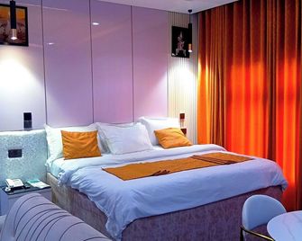 Uptown Life Hotel and Suites - Warri - Bedroom