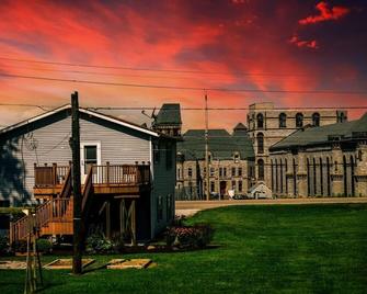 Cozy 2BR home near Ohio State Reformatory! - Mansfield