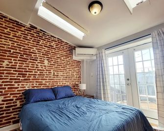 Downtown 1bd Apt, Walk to Stadiums, Free Parking - Baltimore - Bedroom