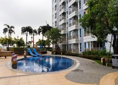 Studio Apartment Connected To Mall At Supermall Mansion - Surabaja - Pool