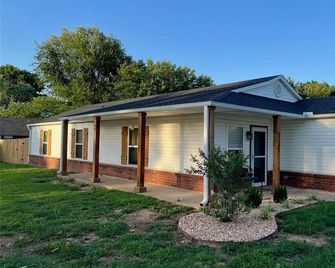 House of Charm! Bike Trails & New Walmart HQ - Bentonville - Building