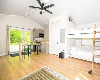 Charming Sunapee Tiny Home: Walk to Lake + Cool AC - Newbury - Habitación
