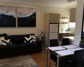 Beachside apartment with pool - Rosebud - Living room