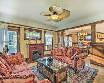 Elegant Superior Getaway Less Than 2 Mi to Downtown! - Superior - Living room