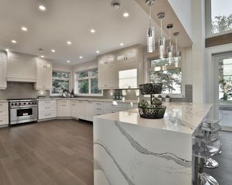 Waterfront Cottage near Niagara Wine Region - Pool, Hot Tub, Fire Pit - Dunnville - Kitchen