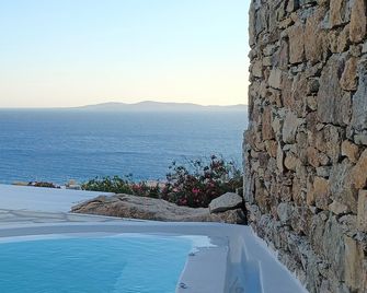 Adikri Villas & Suites - Tourlos