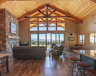 Canyon Pines Retreat Hot Tub Incredible Views Modern Cabin - Star Valley Ranch - Living room