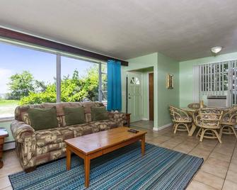 Charming Waterfront 3 Bedroom Cabin by RedAwning - Norfolk - Living room