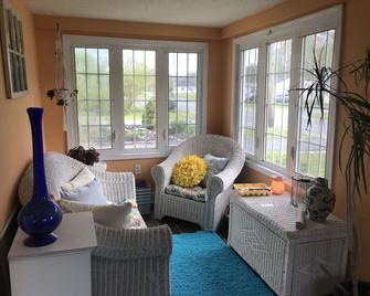 Beach Haven Dog Friendly Farmette Great For 2 Couples - Berlin - Living room