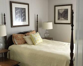 #1 Location, wedding party, or vacation ,steps to Harbor, Restaurants, Shopping - Newport - Schlafzimmer