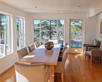 Amazing home in Risr with Sauna, WiFi and 4 Bedrooms - Risør - Sala pranzo