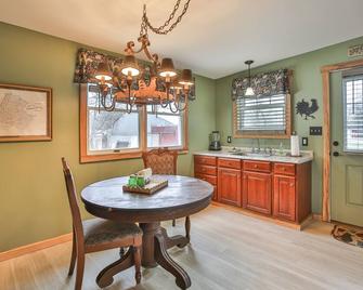 Historic Milk House Cottage Pond with Fire pit - Lovettsville - Dining room